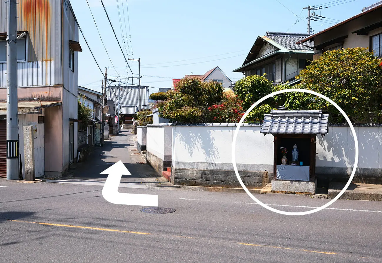 右にお地蔵さんがある所を右折する場所の画像
