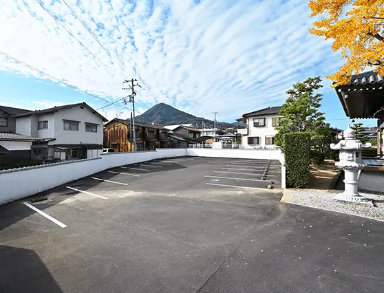 境内の駐車場の画像